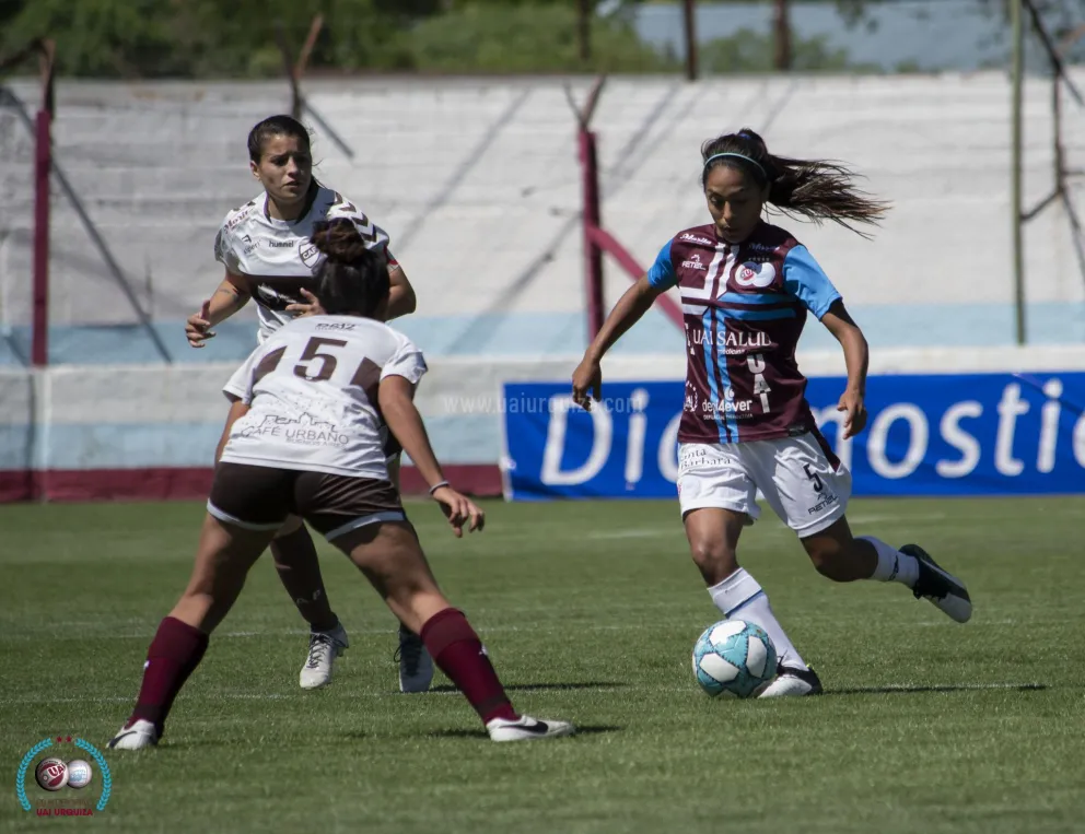 Miriam con el balón. La barilochense aportó marca y juego.