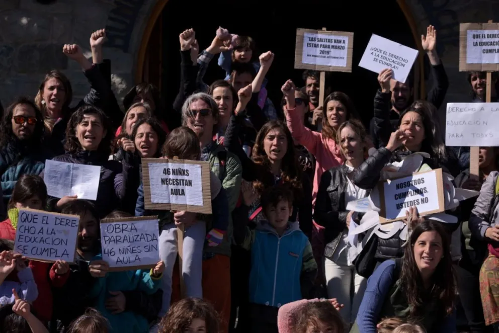 Familias de Villa Los Coihues reclamaron por la finalización de la escuela Nº 324