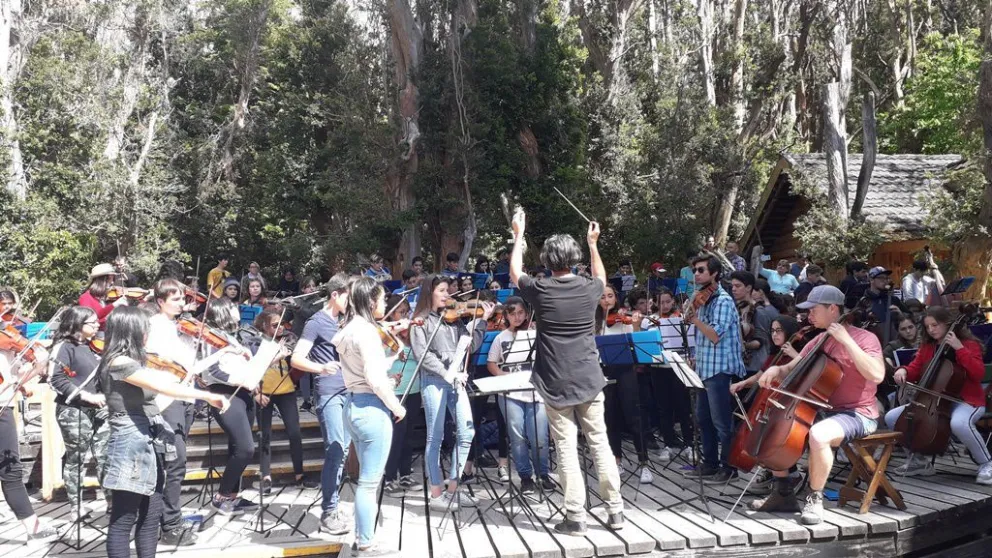 Más de 150 músicos navegaron por el Nahuel Huapi y tocaron en el bosque de Arrayanes