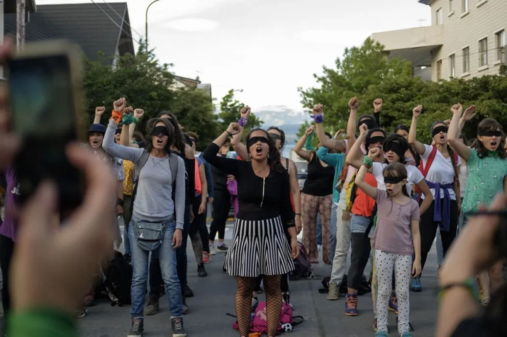 Mujeres de Bariloche realizaron la intervención artística “Un violador en tu camino”