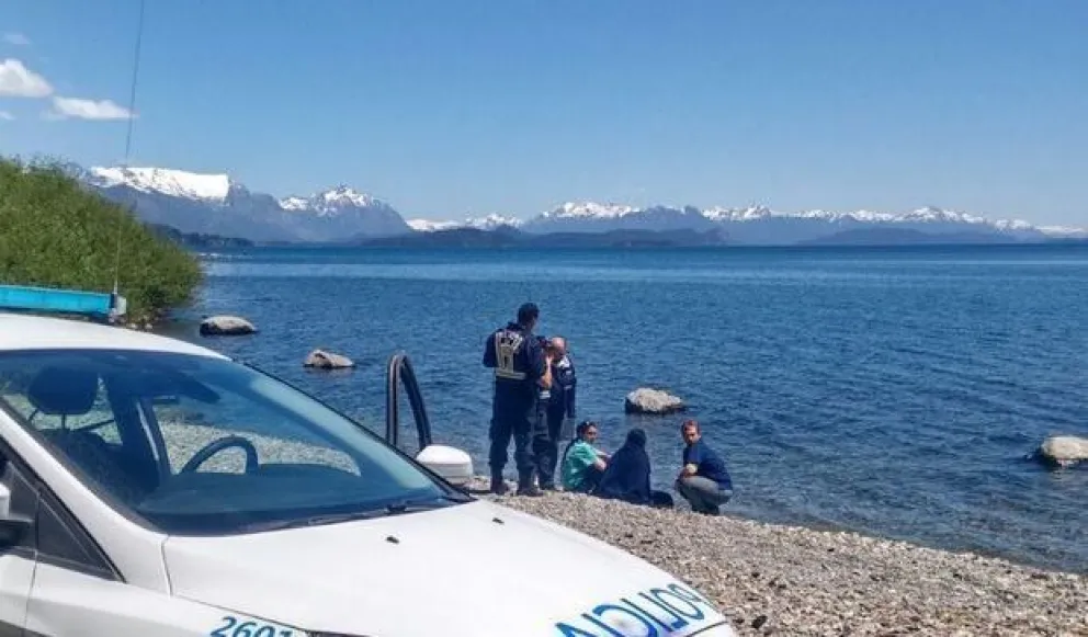 Navegaban por el lago, se les dio vuelta el kayak y tuvieron que ser rescatados