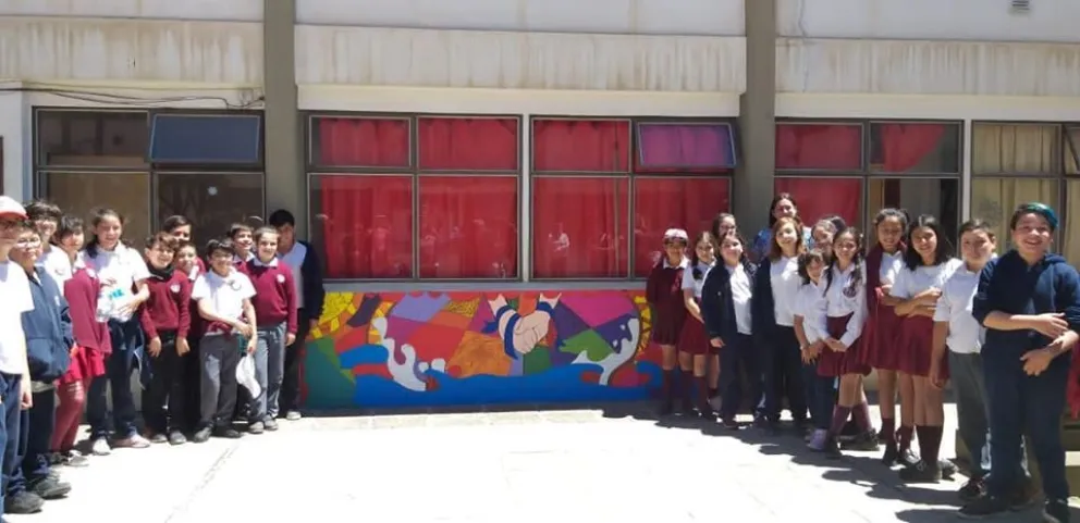 Alumnos del Instituto Superior Patagónico pintaron un mural en el Centro Administrativo
