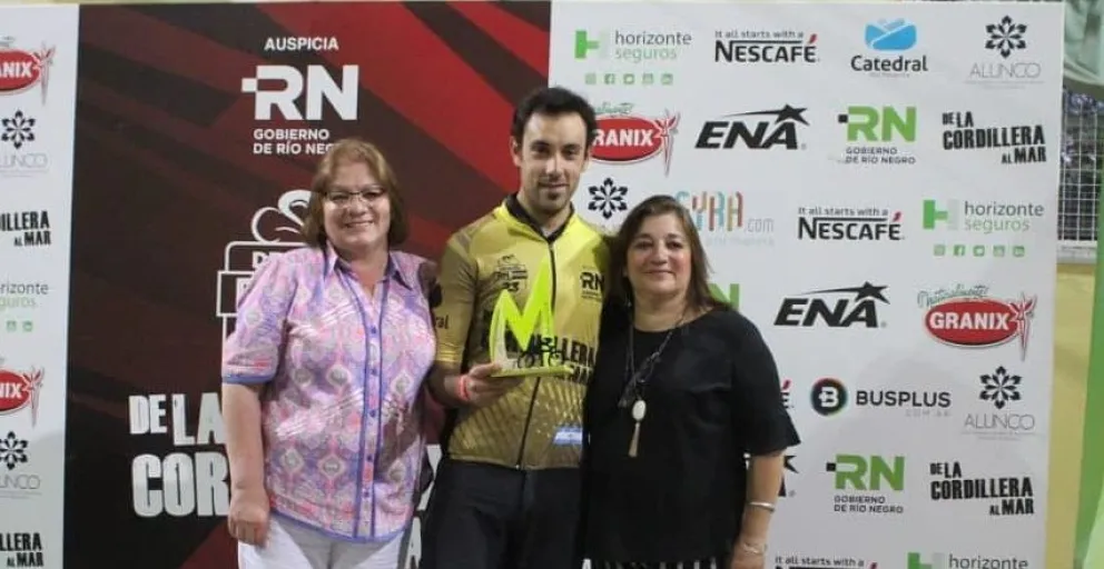 El barilochense Claudio Pertile está ganando en bicicleta de ruta.