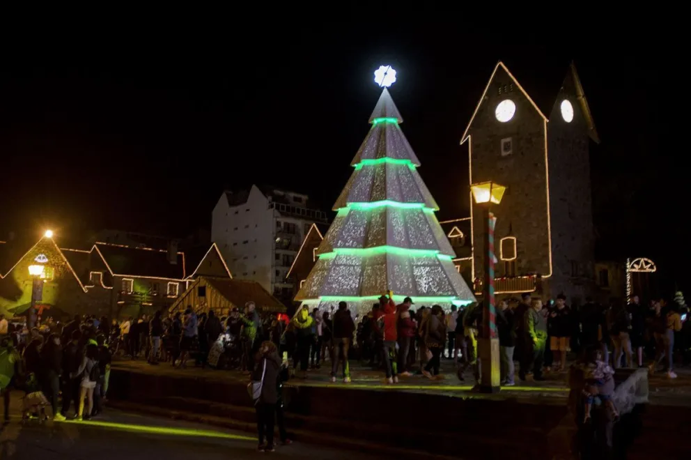 Se encendió el Árbol de Navidad en Bariloche y comenzaron los festejos