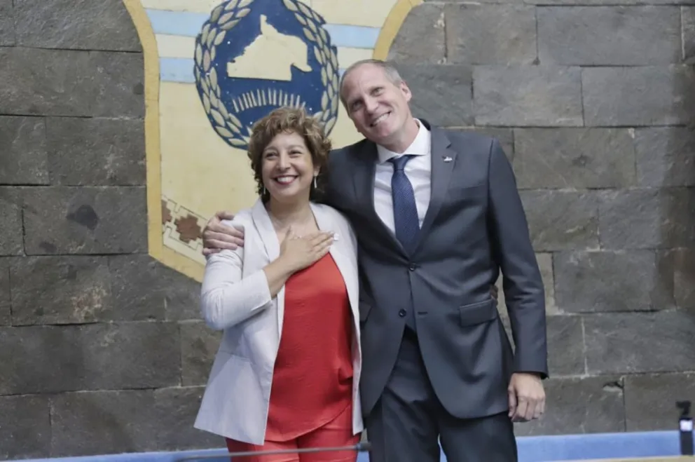 Arabela Carreras juró como gobernadora