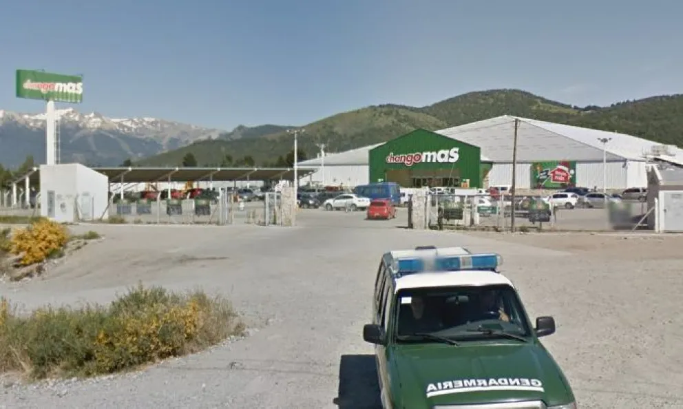 Boqueteros entraron a un supermercado y se llevaron notebooks y celulares