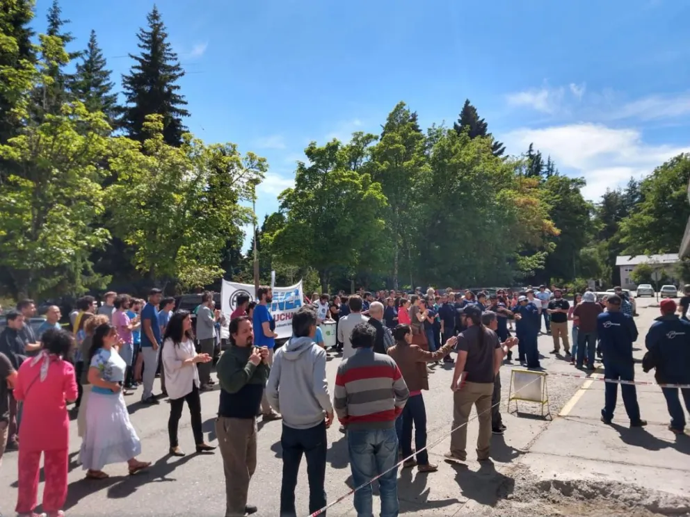 Reincorporaron a un trabajador en el Centro Atómico tras manifestaciones