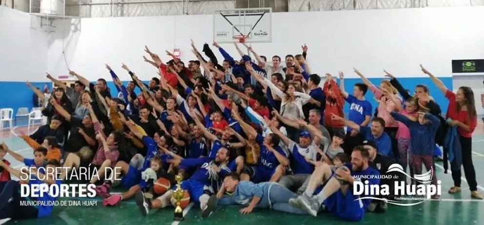 El festejo de Dina Huapi y su gente. Fue en casa, en la noche del lunes.