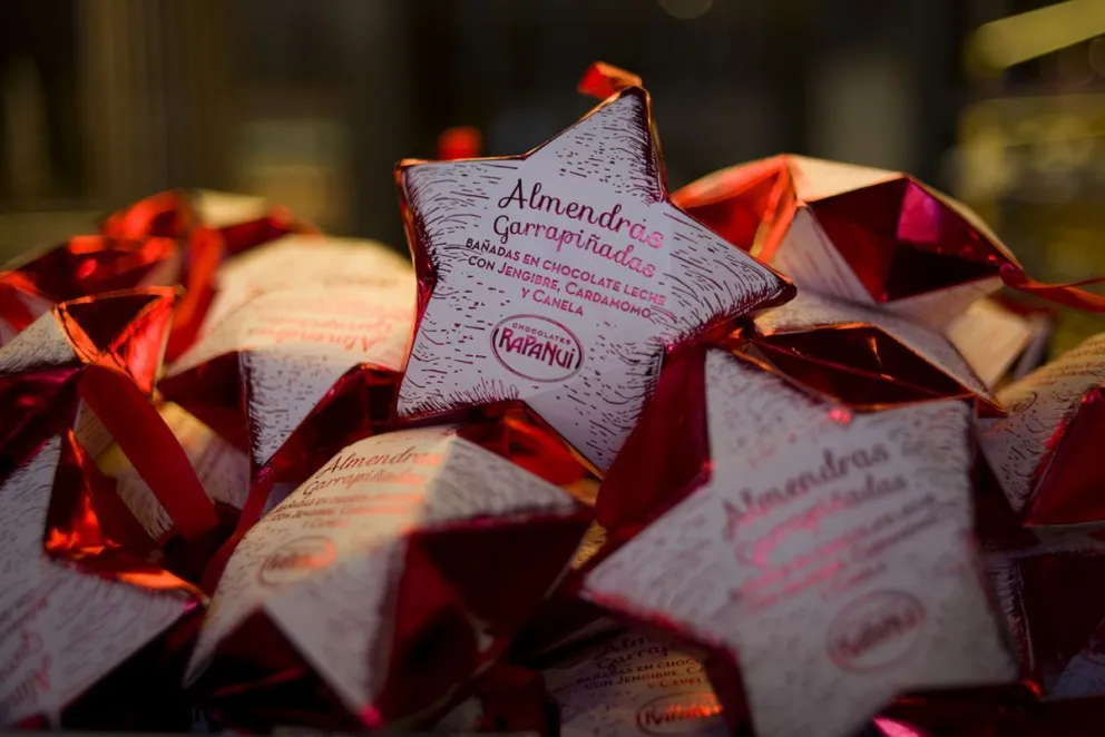 Chocolates, turrones y sorpresas para toda la familia: lo que no puede faltar en la mesa dulce navideña
