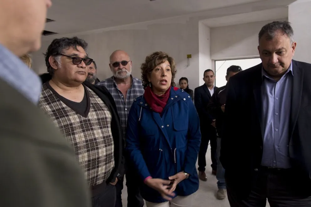 La gobernadora habló con los medios tras recorrer la obra el CET 28 del barrio El Frutillar.