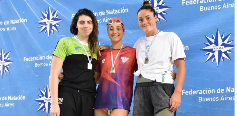 El podio en 400 libres con Anna escoltando a Delfina Pignatiello.