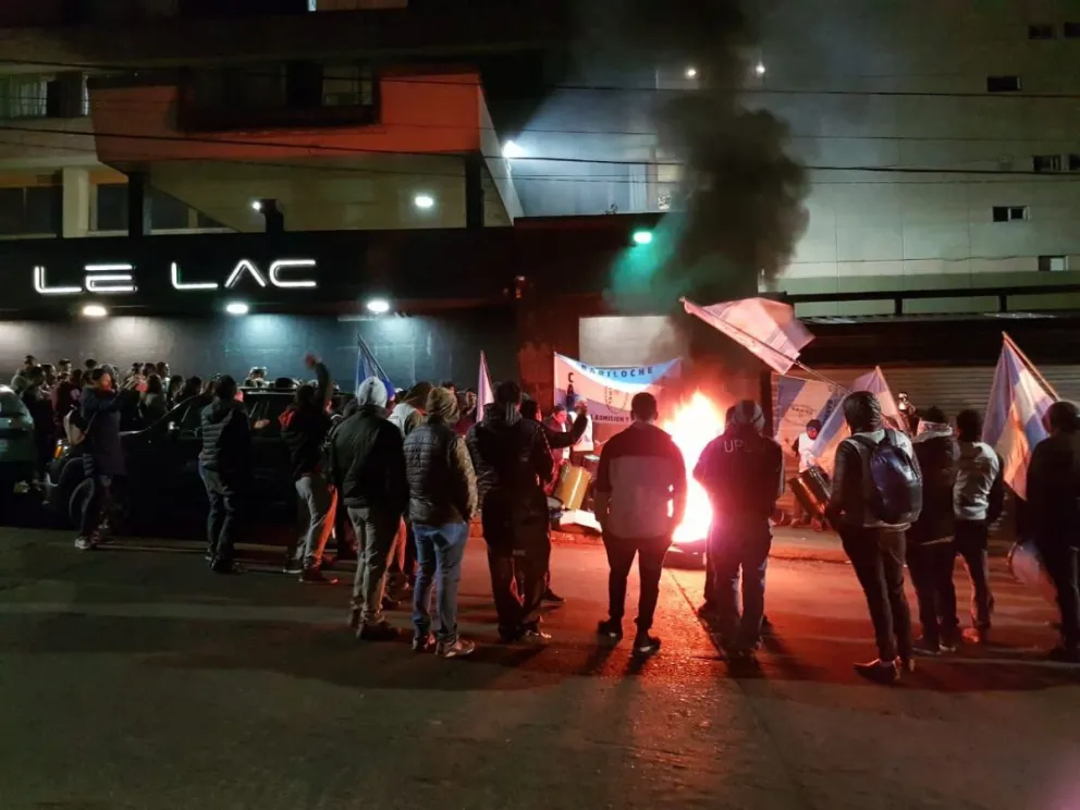 Reclamo e incidentes frente a un boliche