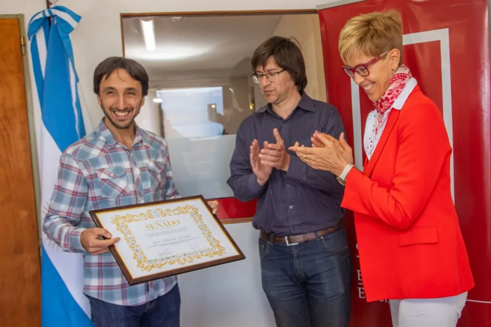 García Larraburu entregó la Mención de Honor al Valor Científico a Lucas Garibaldi