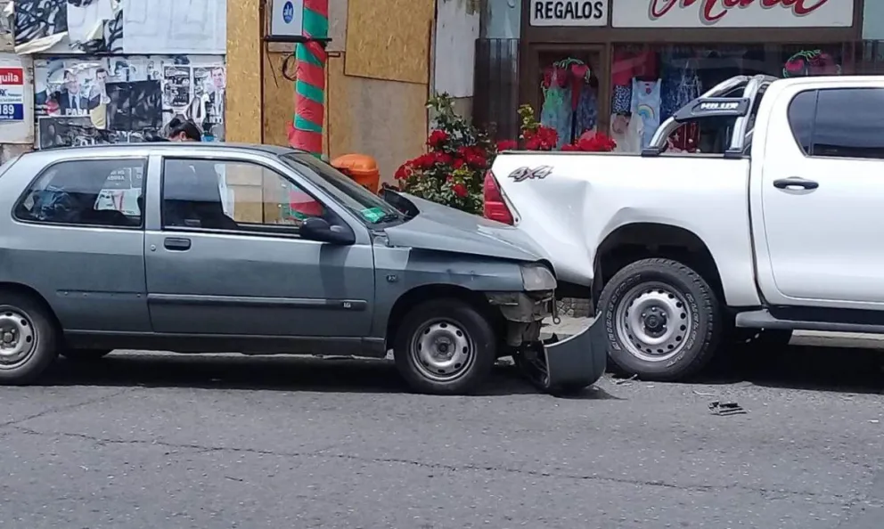 Un automóvil chocó a una camioneta que estaba estacionada