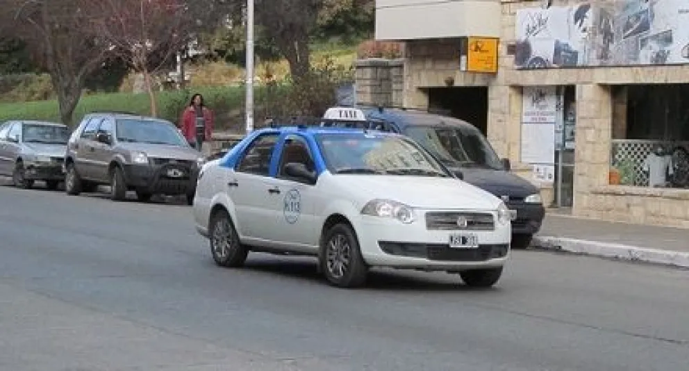 El debate en torno al aumento de la bajada de bandera del servicio de taxi se discutirá en enero.
