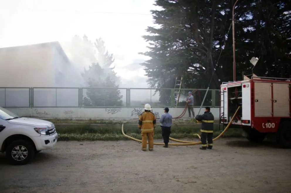 Incendio y alarma en las inmediaciones del Colegio Ángel Gallardo