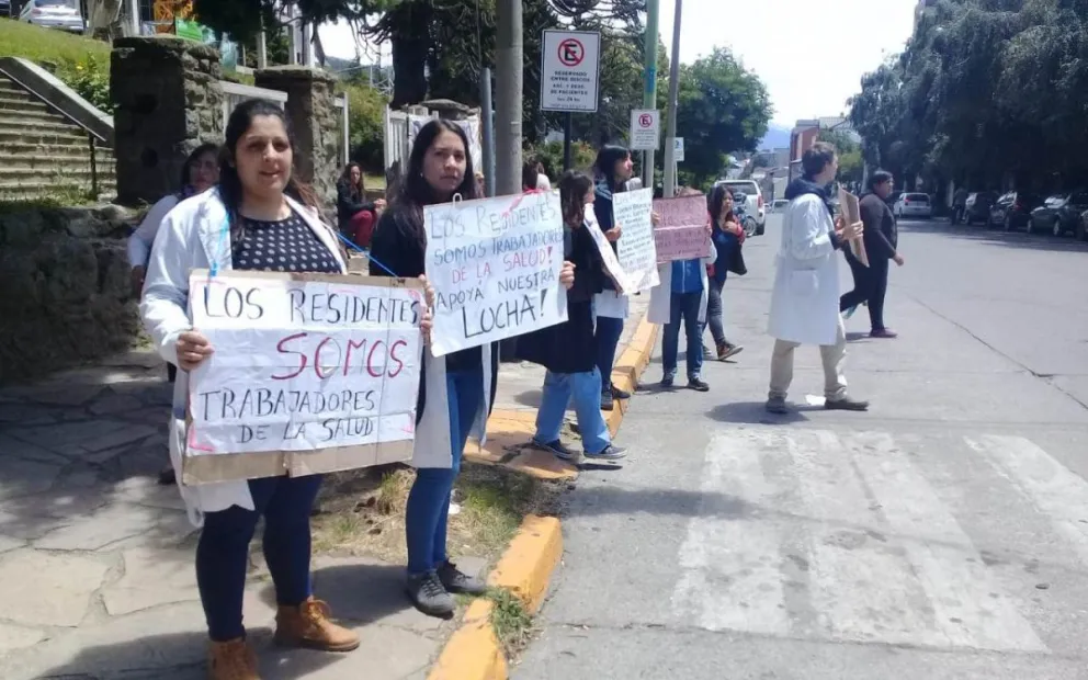 Residentes cobraron el bono y  levantaron el paro