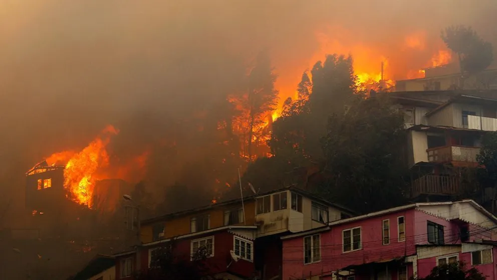 Un incendio consume unas 200 casas en Valparaíso y sospechan que fue intencional