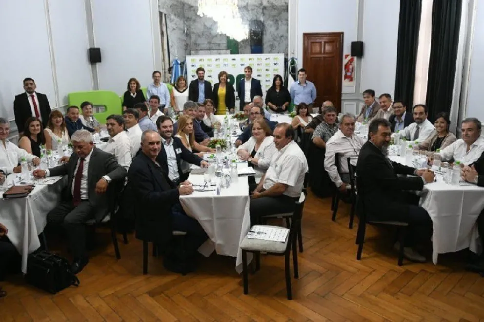 Arabela Carreras se reúne con intendentes de toda la provincia