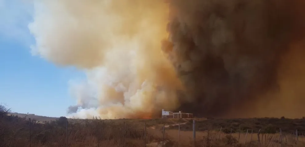 Con gran esfuerzo, se sigue combatiendo el fuego en Las Grutas