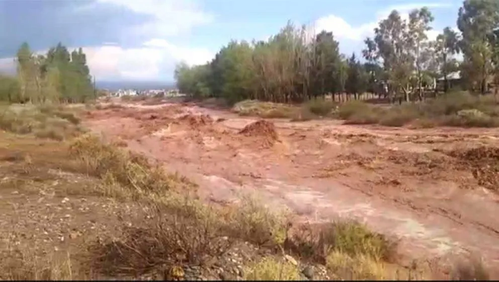 [Mirá el video] Desborde en Villa El  Chocón causó el cierre de la Ruta 237