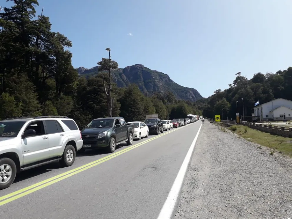 Demoras de hasta 4 horas para cruzar por el paso Cardenal Samoré