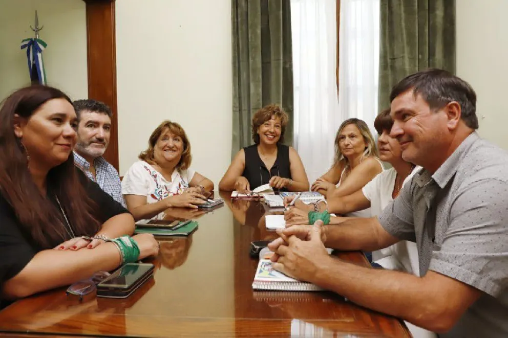 Arabela Carreras y Unter tuvieron su primera reunión