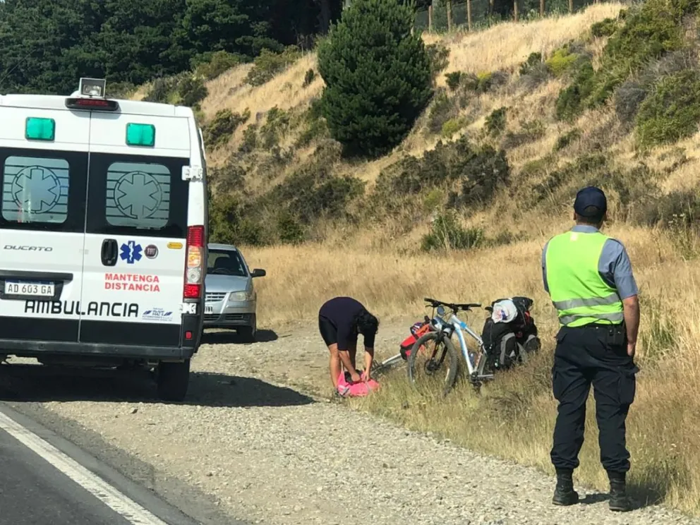 Una ciclista se accidentó en el ingreso a Bariloche