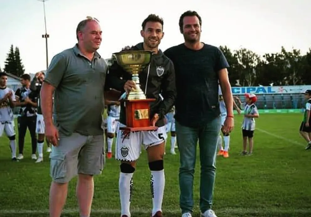Muena en la entrega de la Copa al campeón.