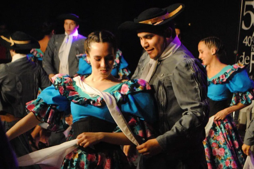 Últimos ensayos de jóvenes bailarines que representarán a Río Negro en Cosquín