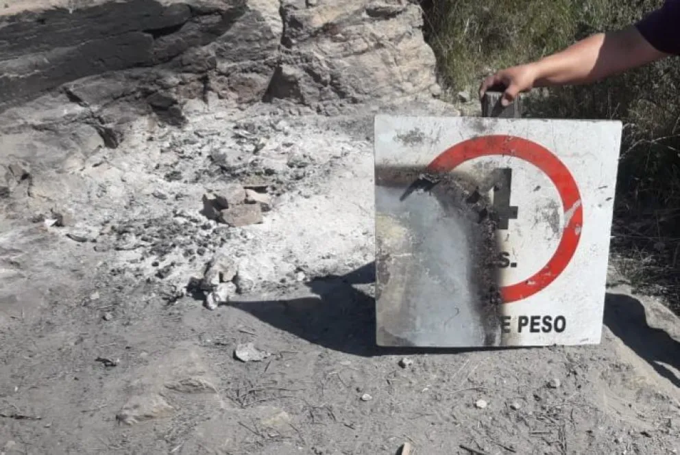 Inadaptados: Usaron el cartel de peso máximo de un puente para hacer un asado