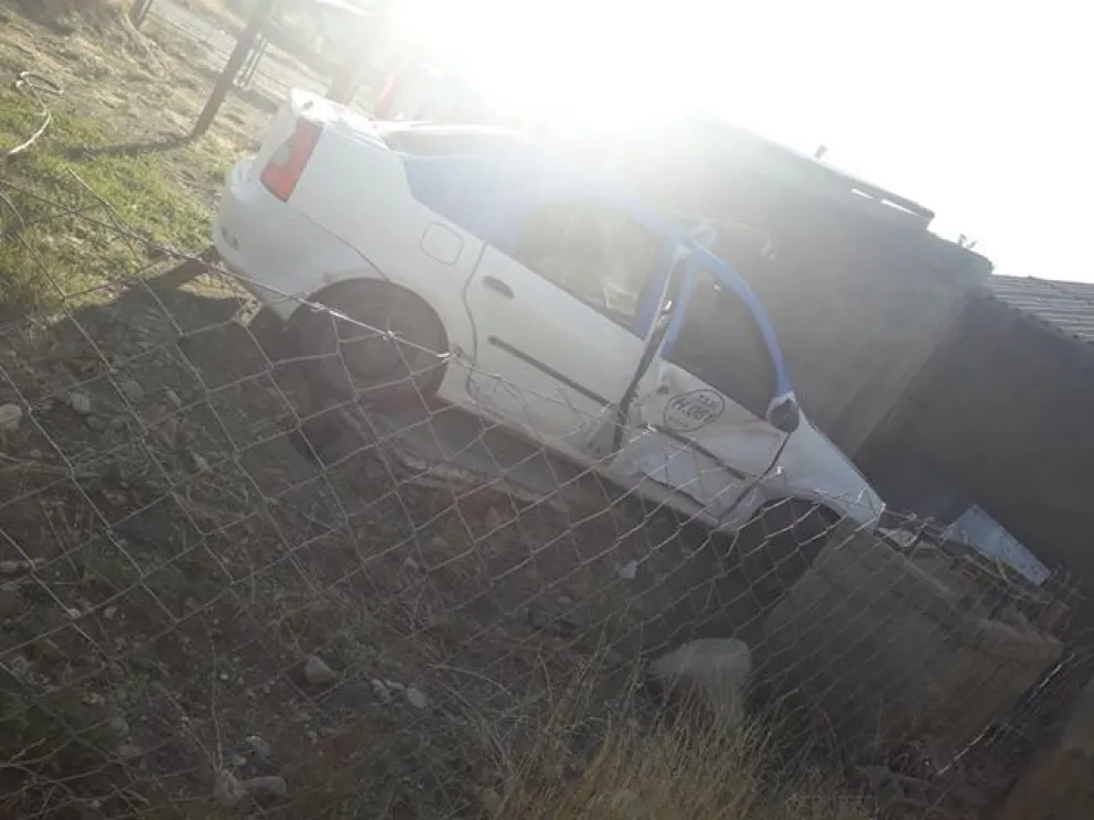 Un fuerte choque terminó con un taxi metido en el patio de una casa
