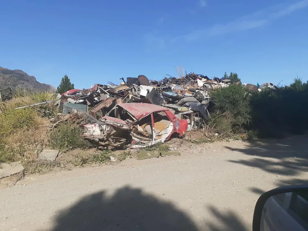 Notifoto: Denuncian a un vecino que generó una “montaña de chatarra”