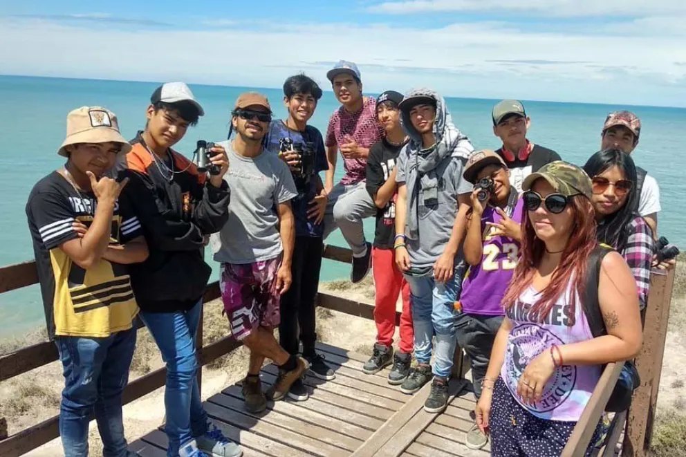 Jóvenes de los barrios de Bariloche disfrutan de las playas en El Cóndor