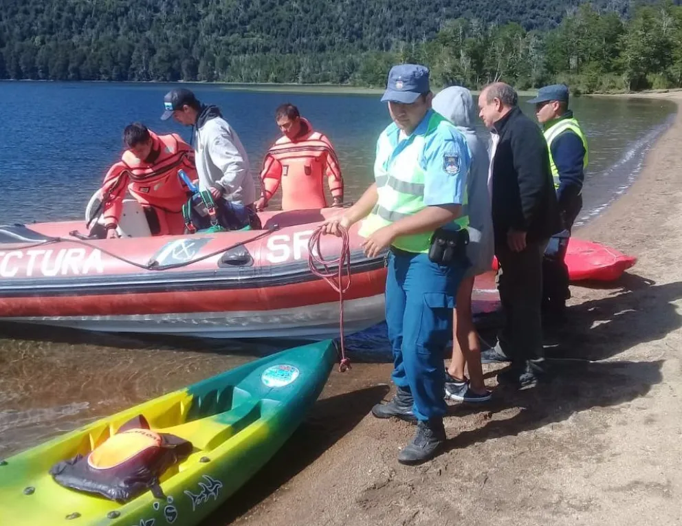 Dos jóvenes en kayak fueron rescatados en el Lago Falkner