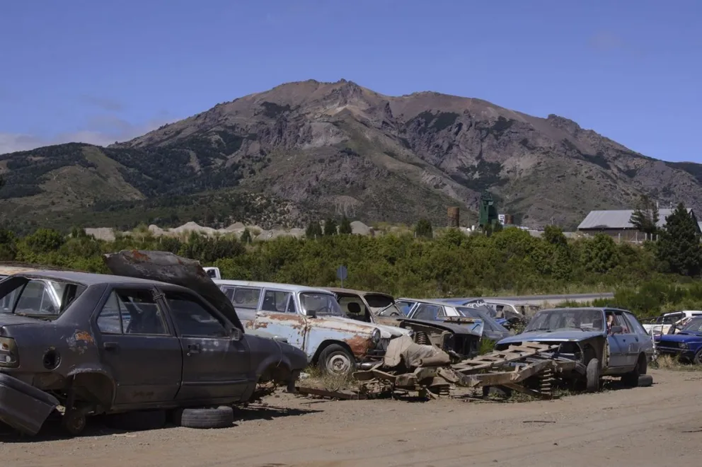 Las pilas de chatarras se suman al paisaje de Bariloche