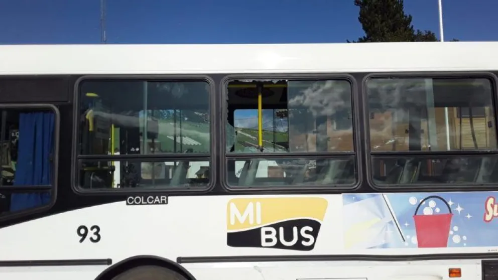 Colectivos de Mi Bus fueron atacados con piedras