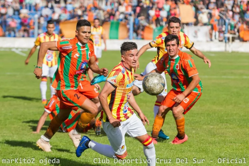 Los representantes de Lifuba juegan entre sí en el debut.