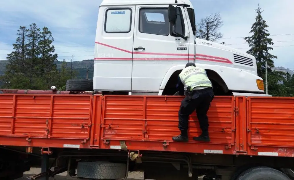 Secuestran un camión que era transportado en un semirremolque