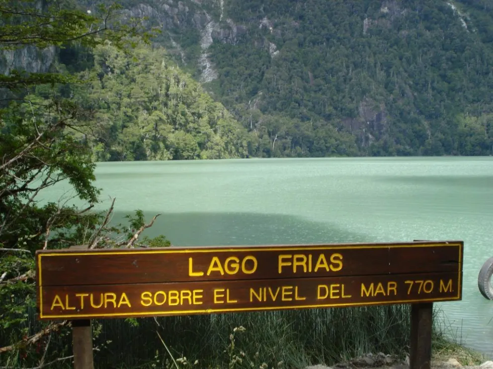 Rescataron a un hombre mayor en el lago Frías