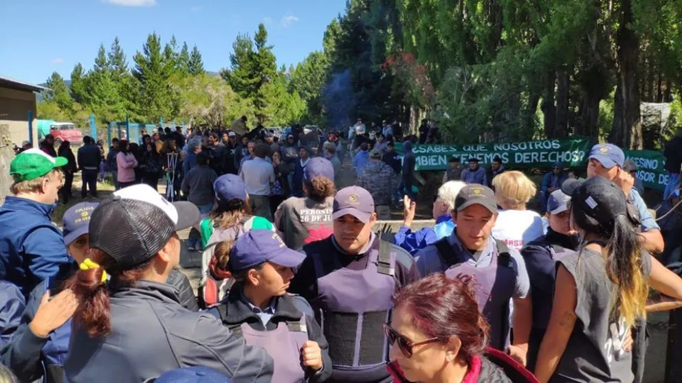 Incidentes y heridos en la marcha hacia lago Escondido