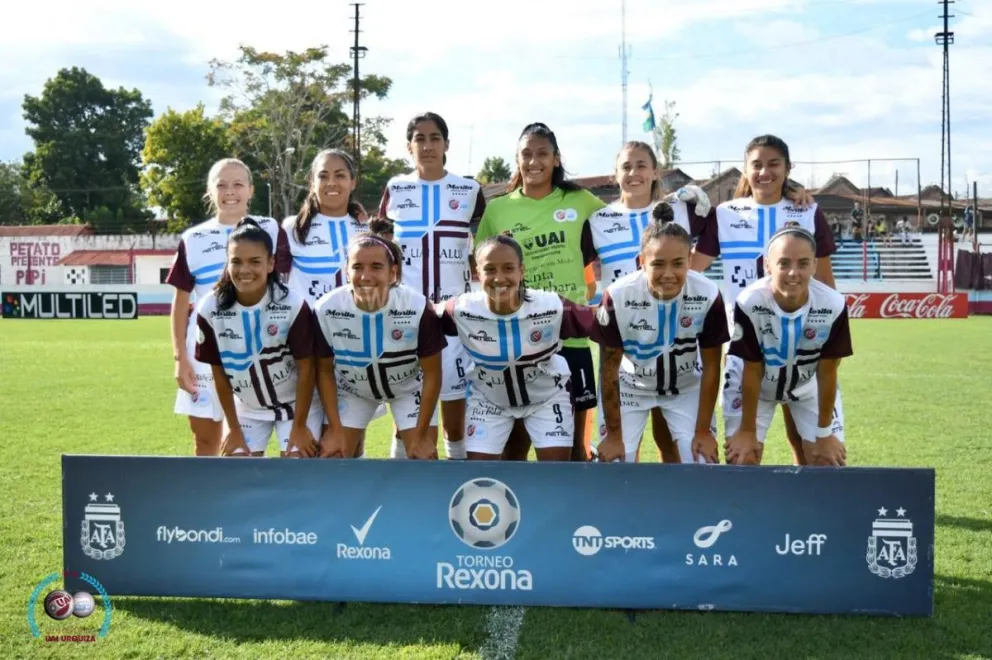 El once inicial de UAI con la presencia de Miriam Mayorga.
