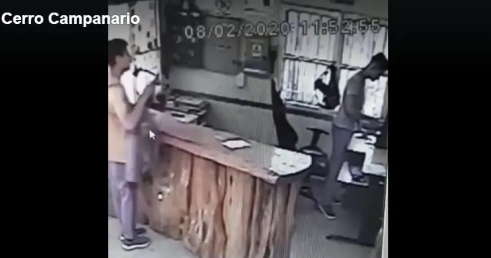 Le robó el celular a un bombero, el video se viralizó y sus padres lo devolvieron