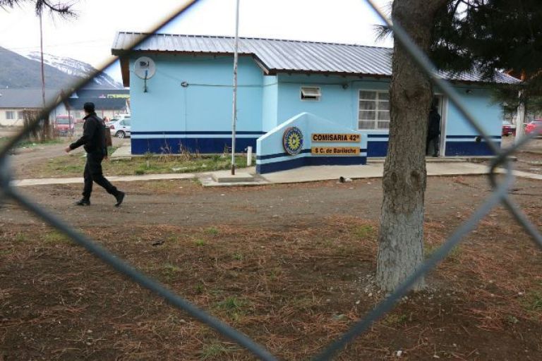 Detenidos por sustraer caños de pvc de un corralón 