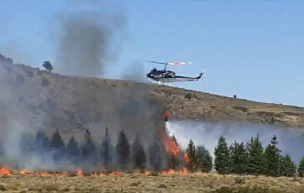 Video: Así combaten el incendio forestal en Ñirihuau