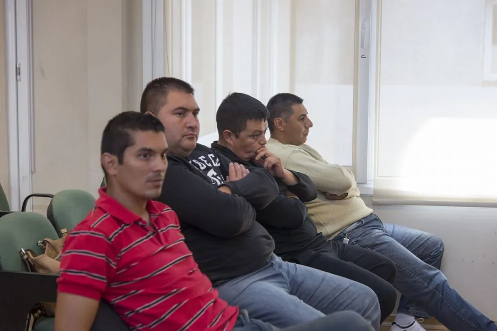 Los efectivos policiales acusados de vejaciones asistieron a las audiencias en primera fila.