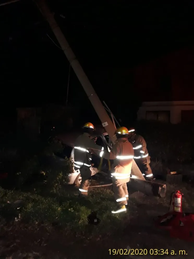 Un conductor chocó contra un poste y provocó un corte de energía