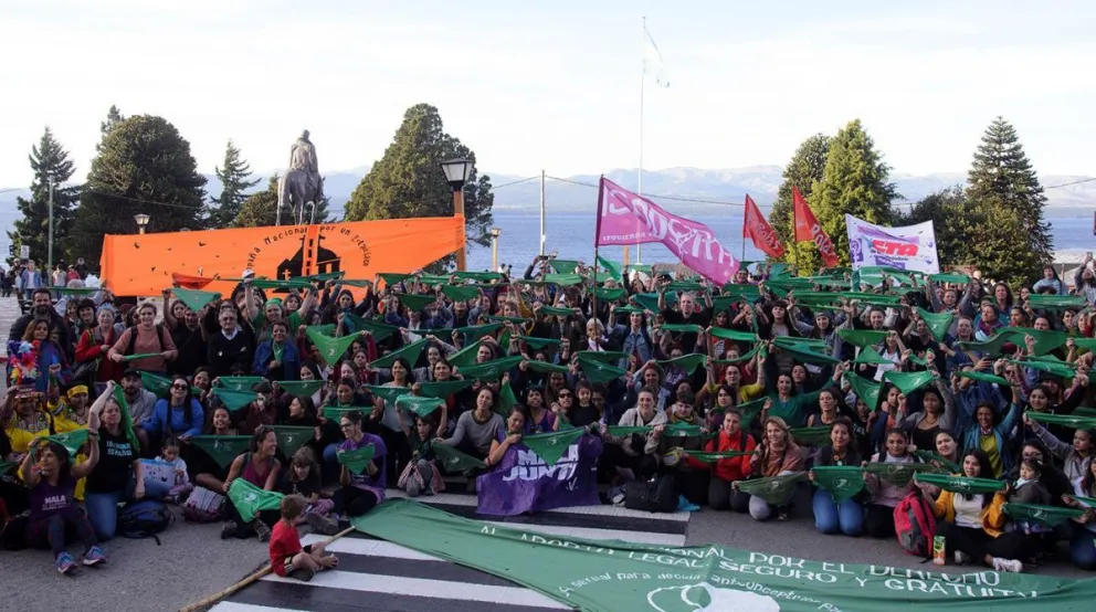 “Que sea ley”: Con un nuevo "Pañuelazo" reclamaron por el aborto legal en el Centro Cívico