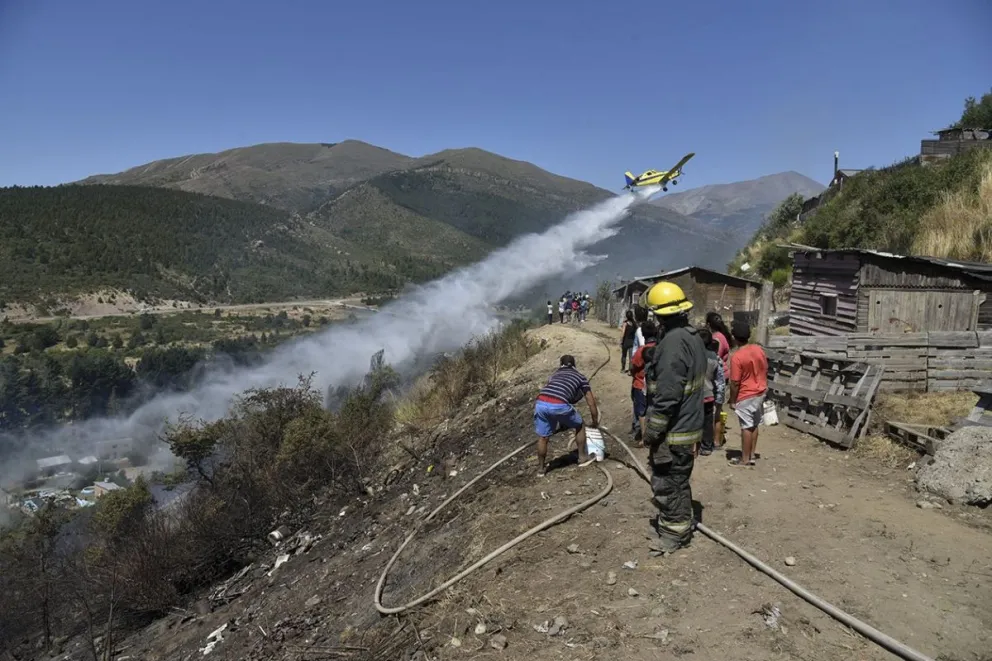 El fuego comenzó cerca del mediodía. 