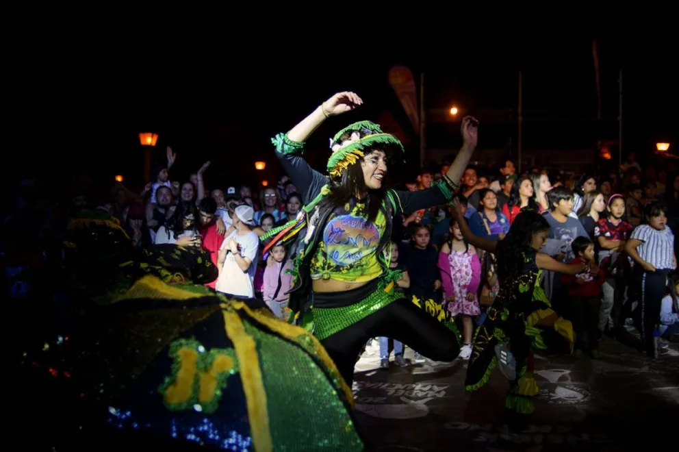 Bariloche vive el Carnaval a puro baile y color